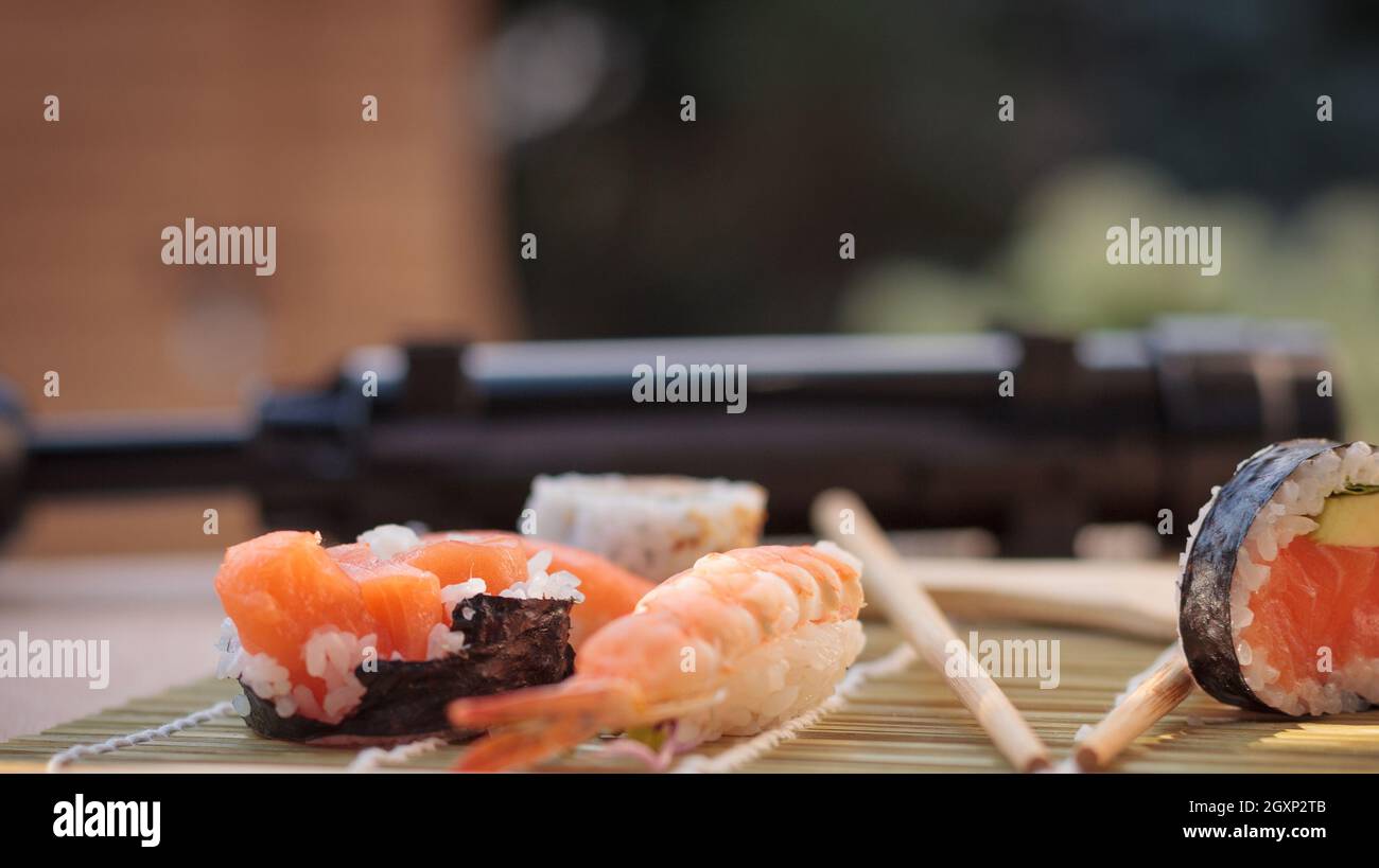 Die Zusammensetzung von Sushi, natürliches Licht. Appetitliche Farben. Niedriger Schusswinkel Stockfoto