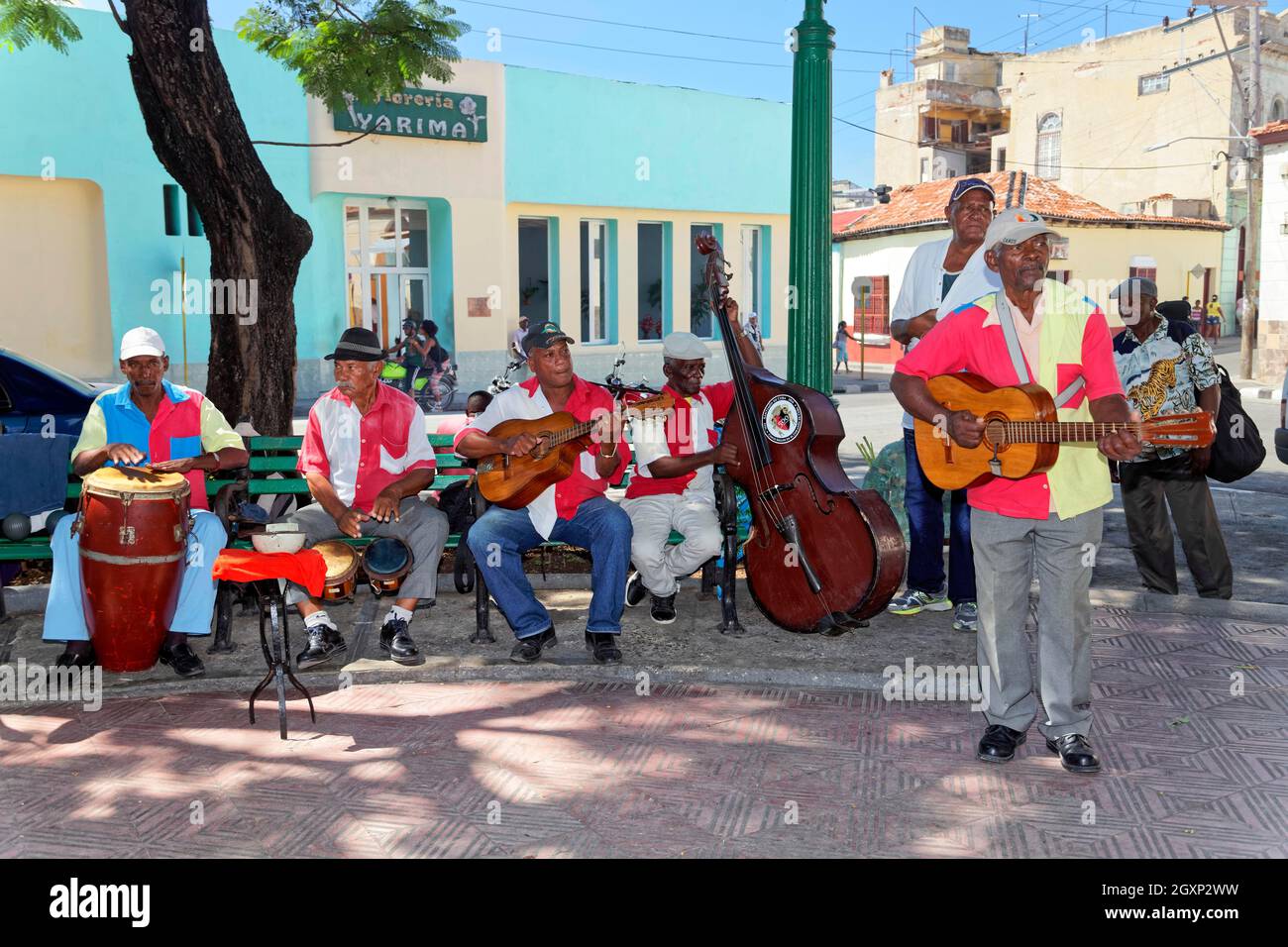 Kubaner, Männer, Musiker, Band, Sextett, Spielt auf der Plaza Dolores, Santiago de Cuba, der Provinz Santiago de Cuba, der Karibik und Kuba Stockfoto