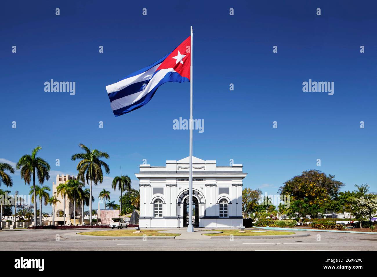 Hauptportal mit kubanischer Flagge, Cementerio Santa Ifigenia, Friedhof, Nationaldenkmal und letzte Ruhestätte für Emilio Bacardi Moreau, Fidel Castro Stockfoto