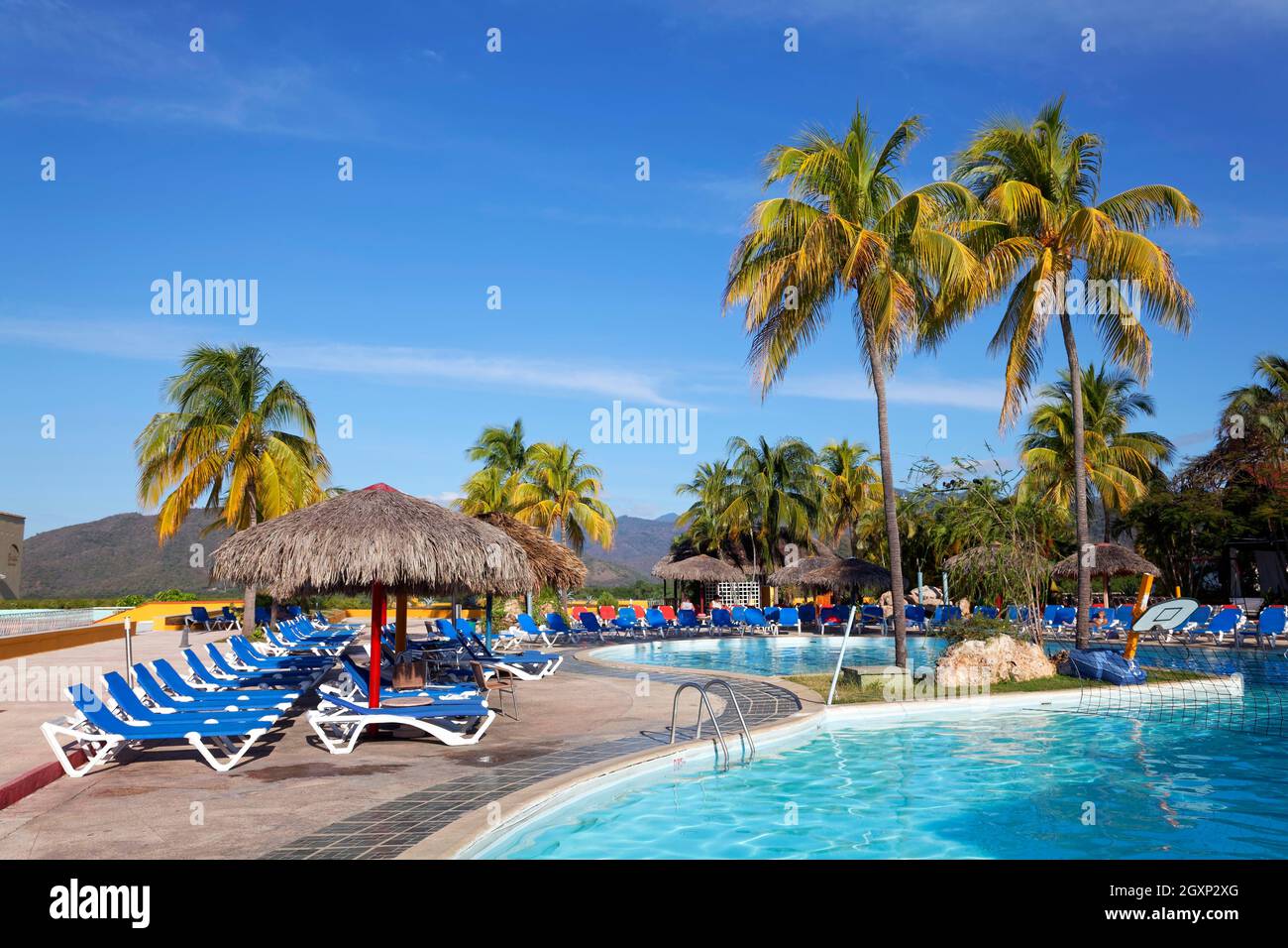 Sonnenliegen, Pool, Hotel Sierra Mar-Galeones, Coconut Palm (Cocos nicifera), Brisas Hoteles, Hotels, Santiago de Cuba, Provinz Santiago de Cuba Stockfoto