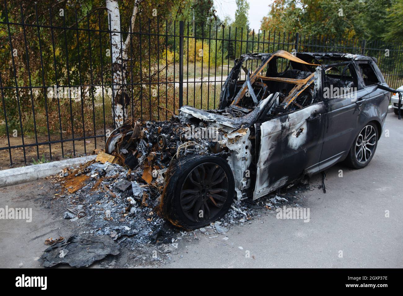 Verbranntes explodierter Wagen. Folgen von Katastrophen oder Terroranschlägen. Stockfoto