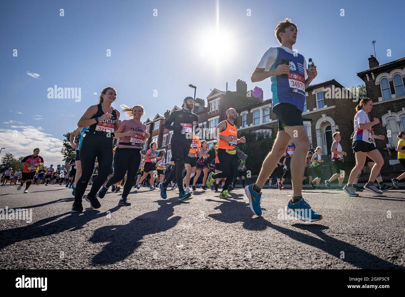 Der London Marathon passiert die Evelyn Street in South East London, die 8-Meilen-Marke der 26.2-Meilen-Strecke von Deptford. London, Großbritannien. Stockfoto