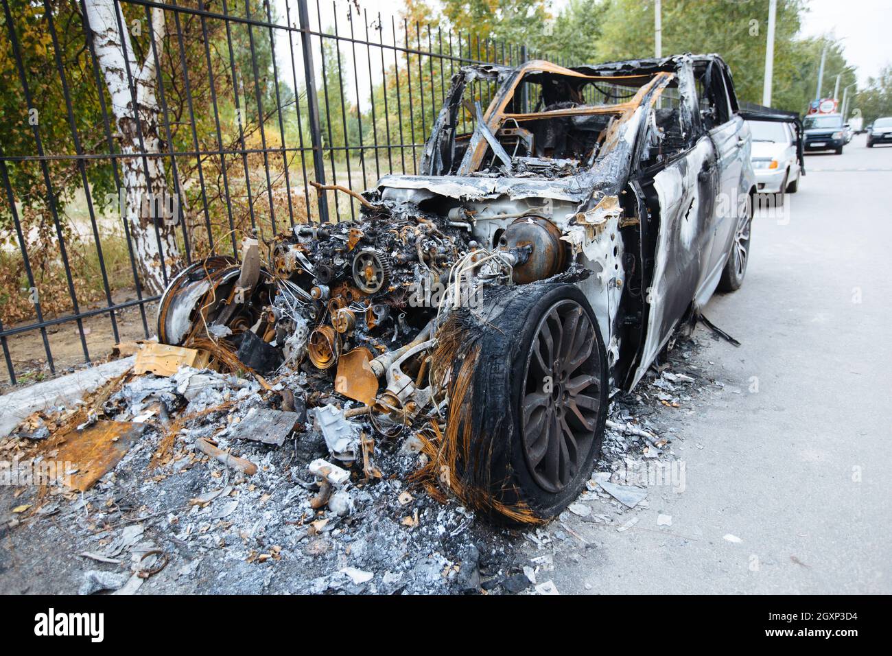 Verbranntes explodierter Wagen. Folgen von Katastrophen oder Terroranschlägen. Stockfoto
