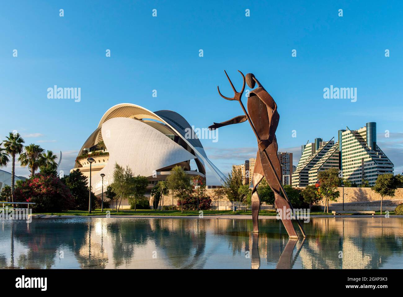 Neptun Skulptur und Palast der Künste, Stadt der Künste und Wissenschaften, Valencia, Spanien Stockfoto