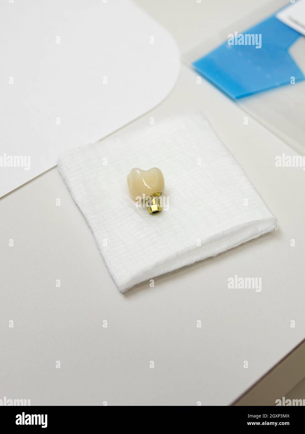 Zahnimplantat auf einem Gaze-Pad vor der Platzierung. Stockfoto Zahnimplantat auf einem Gaze-Pad vor der Platzierung. Stockfoto