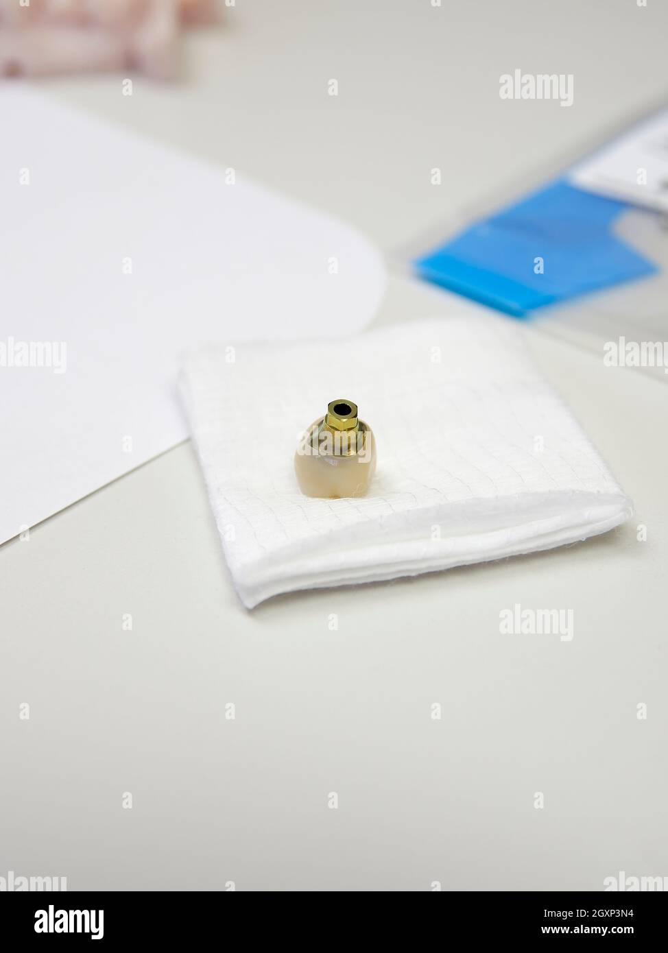 Zahnimplantat auf einem Gaze-Pad vor der Platzierung. Stockfoto Zahnimplantat auf einem Gaze-Pad vor der Platzierung. Stockfoto