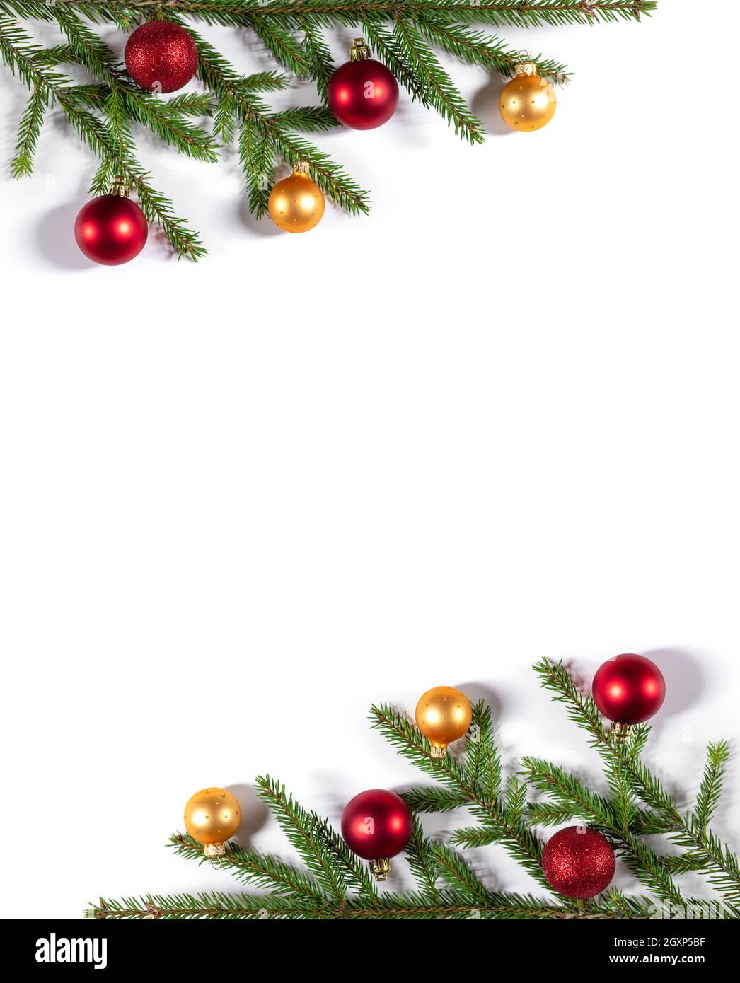 Weihnachtliche Umrandung aus Tannenzweigen, goldenen und roten Kugeln