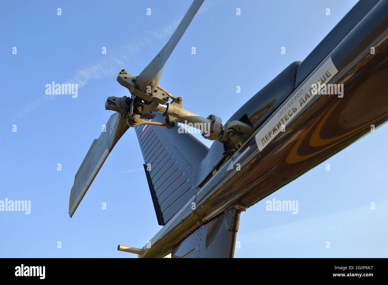 Region Wladimir, Russland. 19. August 2017. Flugplatz Dobrograd. Luft- und Musikfestival-2017. Hubschrauber Eurocopter AS-350 B3. Heckausleger und Heckrotor Stockfoto