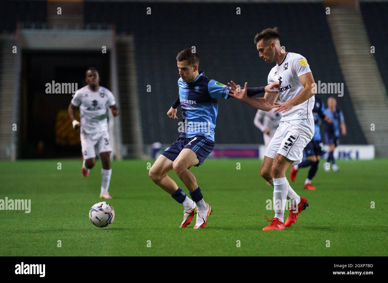 Milton Keynes, Großbritannien. Oktober 2021. Anis Mehmeti von Wycombe Wanderers und Warren O'Hora von MK Dons während des Gruppenmatches der EFL Trophy (Papa John's Trophy) zwischen MK Dons und Wycombe Wanderers im Stadion:mk, Milton Keynes, England am 5. Oktober 2021. Foto von Andy Rowland. Quelle: Prime Media Images/Alamy Live News Stockfoto