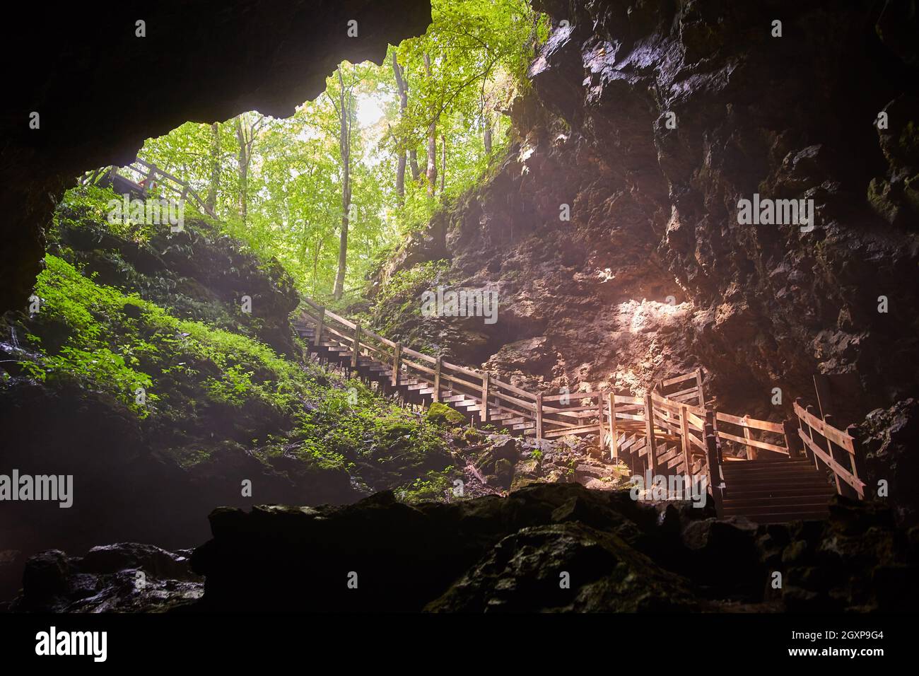 Höhlenöffnung mit Treppe nach draußen Stockfoto