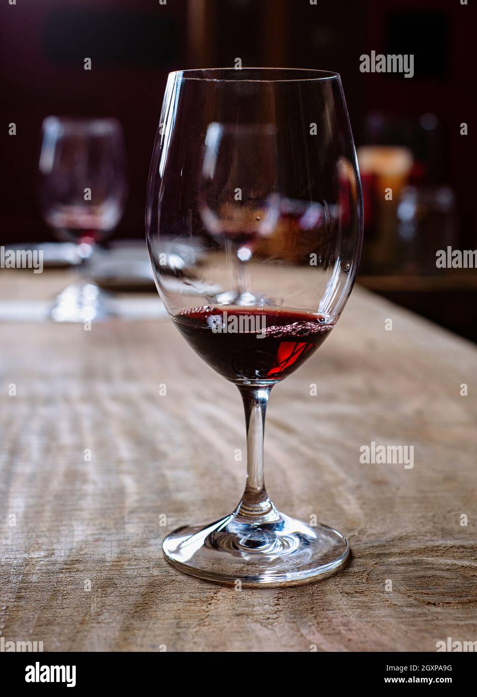 Ein Glas Rotwein bei einer Weinprobe in Oregon. Stockfoto