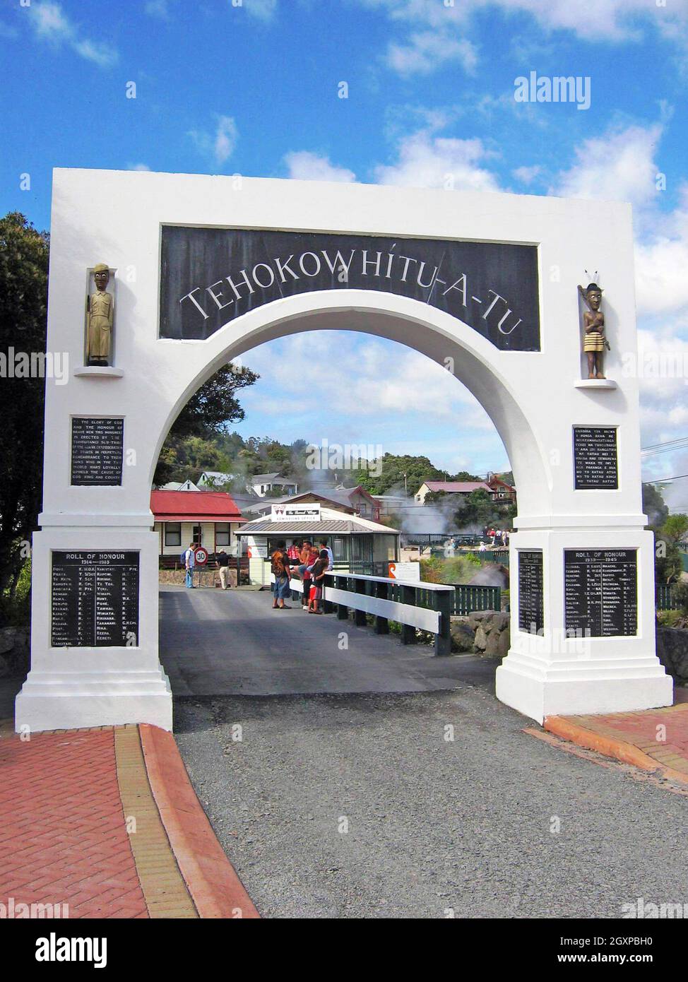 Eingang zum Whaka Village in Rotorua, Neuseeland. Das lebende Thermaldorf ist seit Jahrzehnten die Heimat von Maori und ist für Touristen für interkulturelle Erlebnisse offen. Der Gedenkbogen ist sowohl der Eingang als auch der Ausgang zum Dorf, in dem gefallene Soldaten gedenkt, deren Namen unten im Bogen eingeschrieben sind. Stockfoto