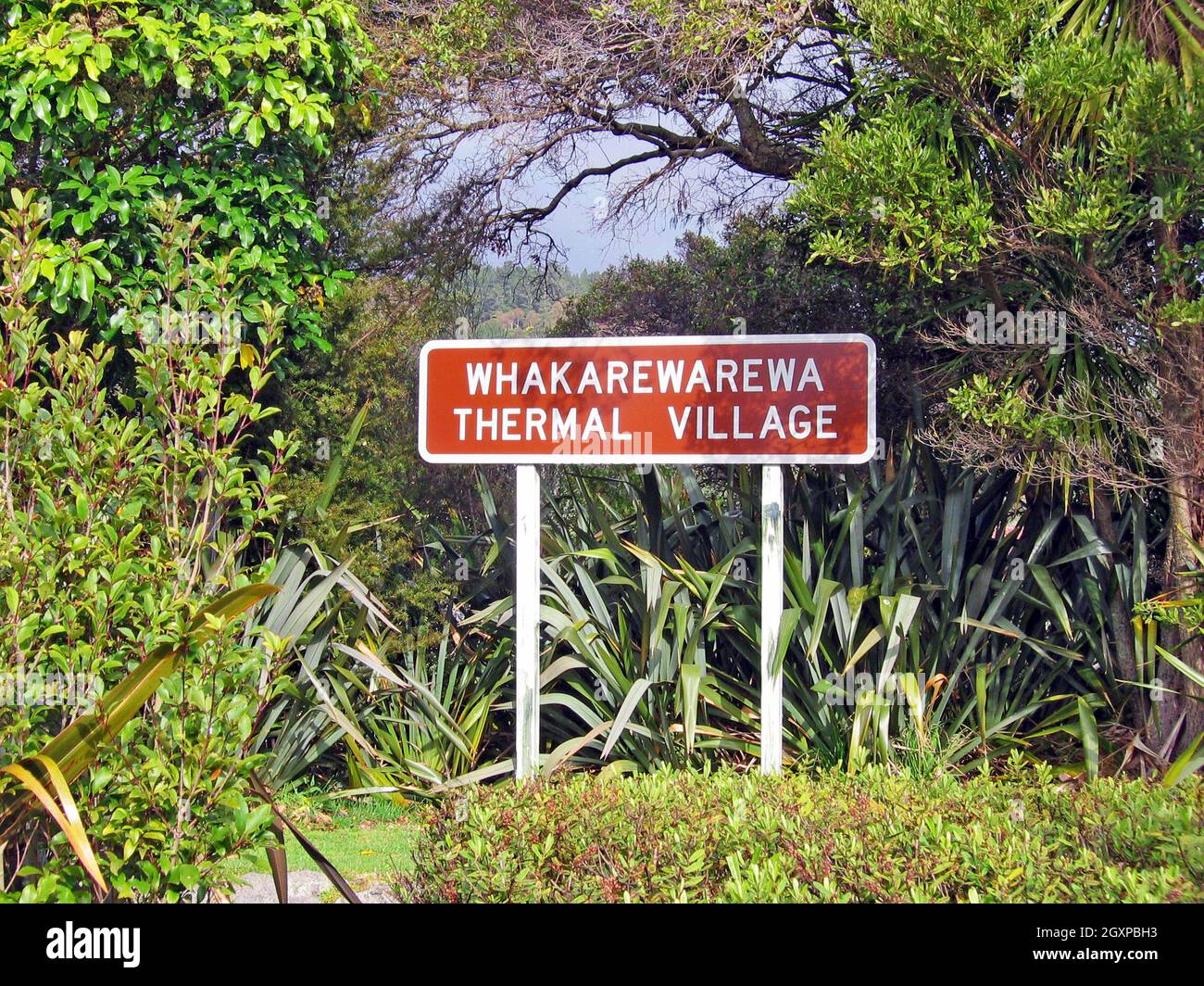 Das Whakarewarewa Thermal Village Schild vor dem lebenden Maori Dorf in Rotorua, Neuseeland. Das Dorf, eine wichtige Touristenattraktion, beherbergt seit Jahrzehnten Maori, die zeigen, wie sie mit den natürlichen Elementen seiner vulkanischen Landschaft leben. Stockfoto