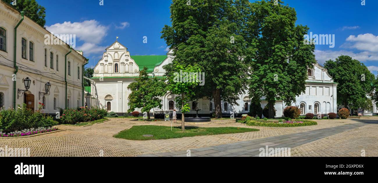 Kiew, Ukraine 07.11.2020. Kyivo-Pecherska Lavra und das Kloster der Höhlen in Kiew, Ukraine, an einem sonnigen Sommertag Stockfoto