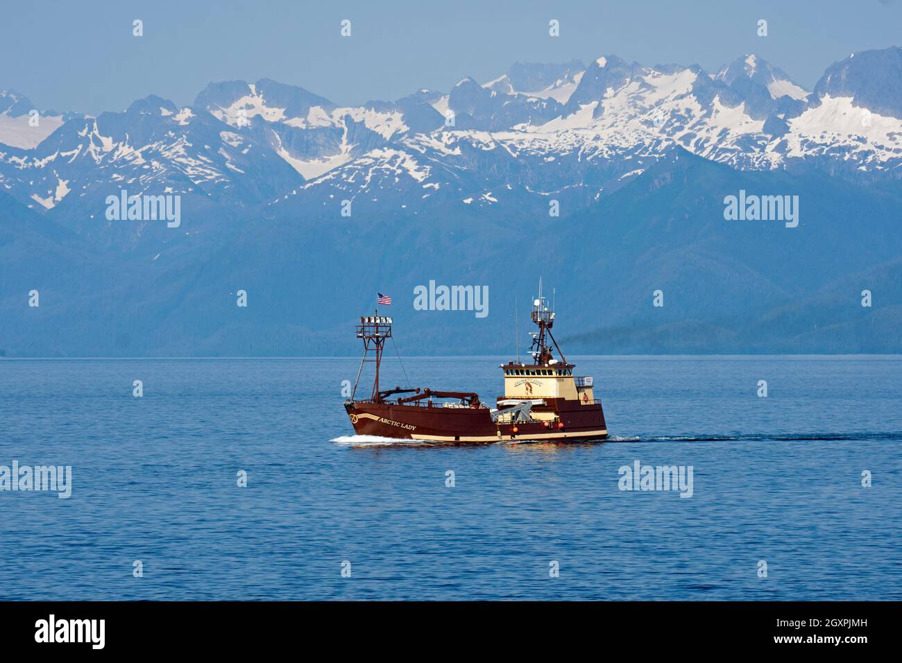 Ein Fischerboot, das den Prince William Sound, Alaska, USA überquert Stockfoto