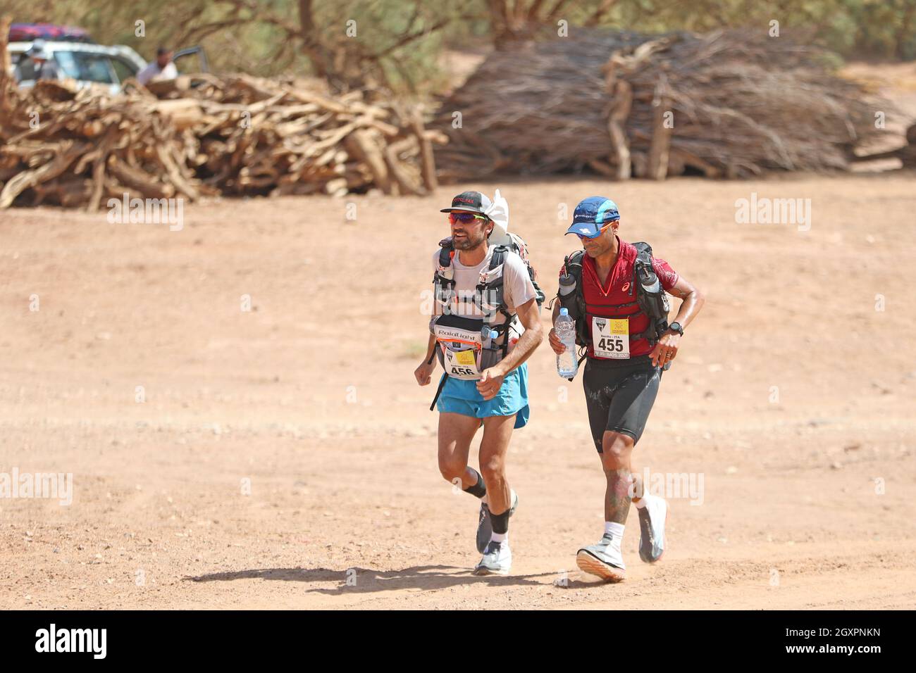 Sahara-Wüste, Marokko, 5. Oktober 2021; Kourci Dial Zaid to Jebel El Mraier ; Marathon des Sables, Etappe 3 eines sechstägigen, 251 km langen Ultramarathons, der ungefähr die Distanz von sechs regulären Marathons entspricht. Die längste Einzeletappe ist 91 km lang. Dieses mehrtägige Rennen findet jedes Jahr im Süden Marokkos in der Sahara statt. Stockfoto