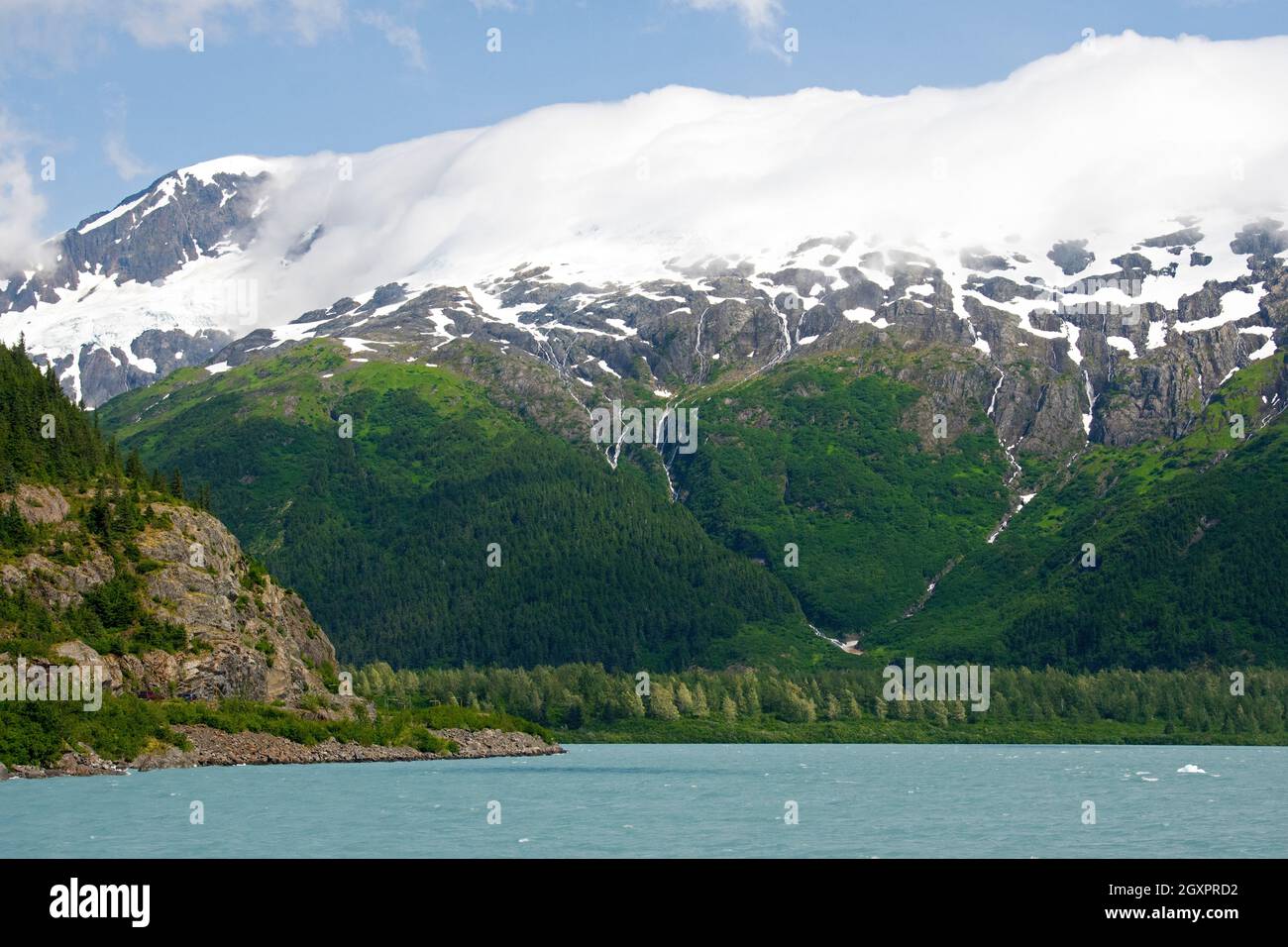 Schneebedeckter Berg zwischen niedrigen Wolken, Cordova, Alaska, USA Stockfoto