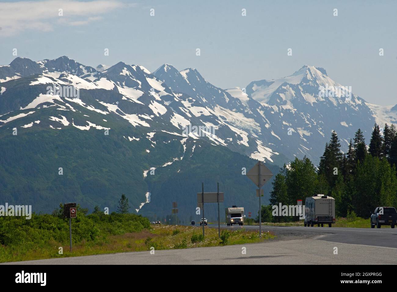 RVS-Fahrt durch malerische Berge auf dem Seward Highway 1, Alaska, USA Stockfoto