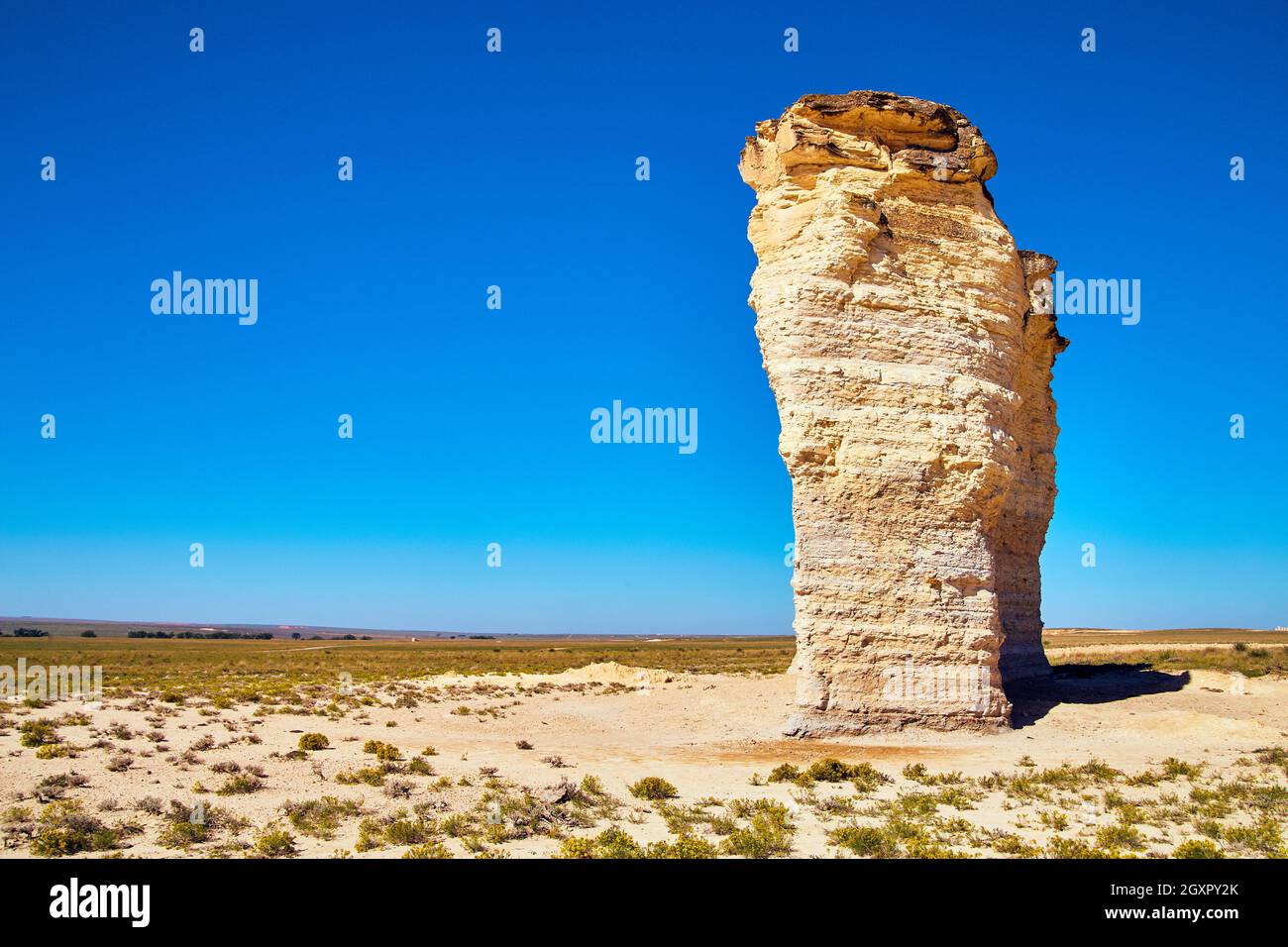 Wüstenlandschaft mit ungewöhnlich großen weißen Felssäulen Stockfoto