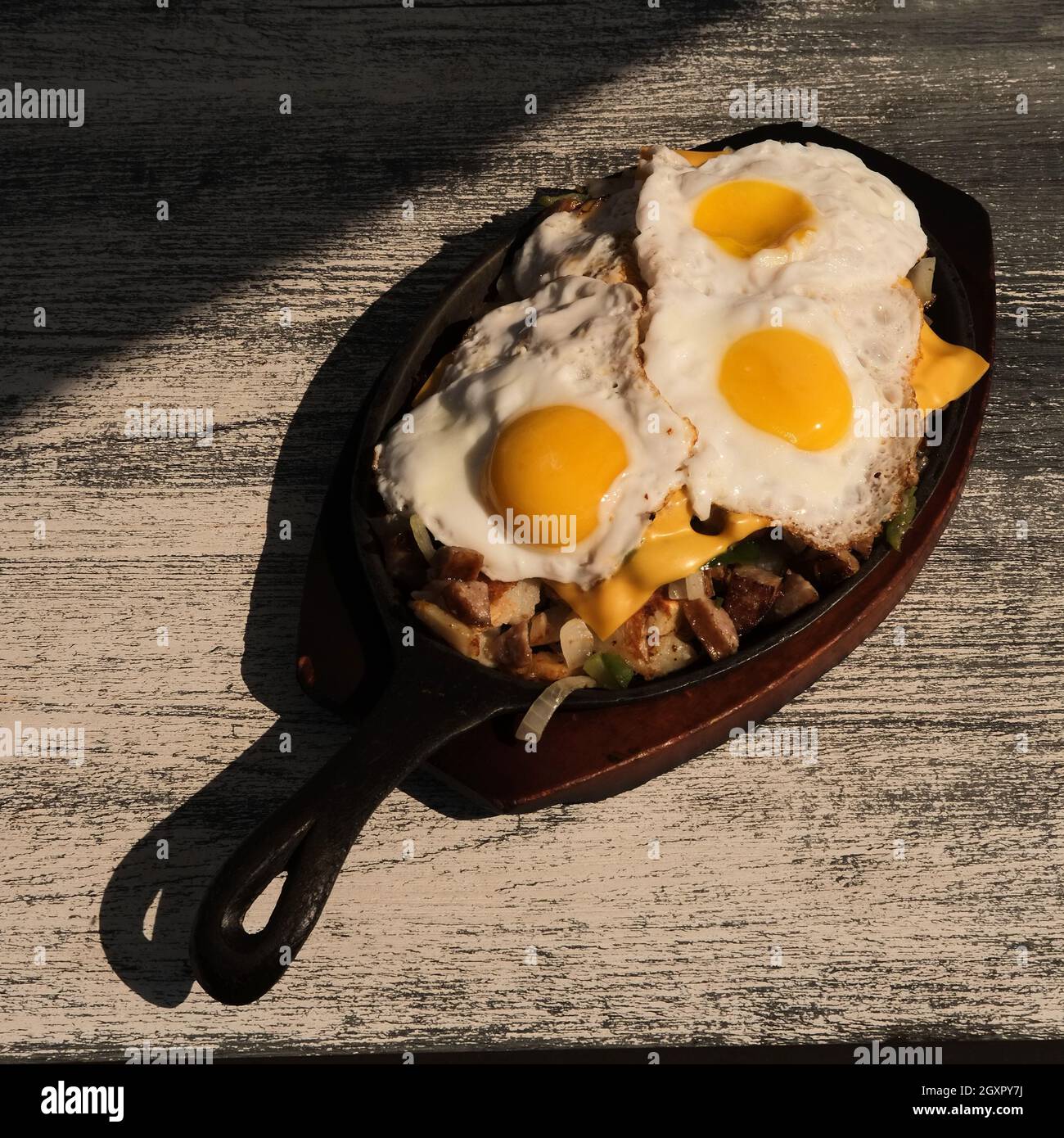 Frühstückskanne mit Würstchen und Eiern, Toast und Orangensaft Stockfoto