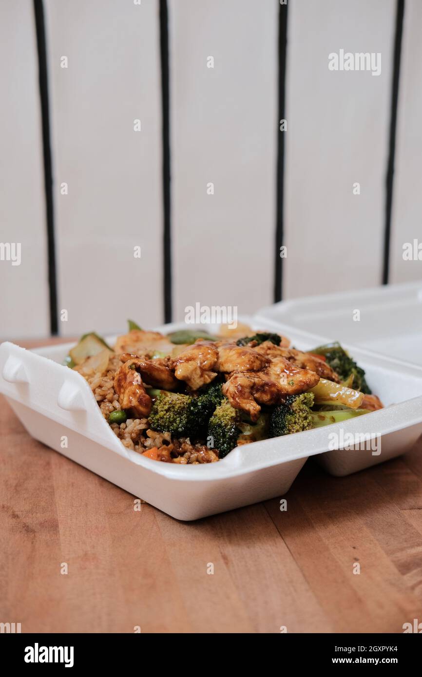 Cafeteria Food Court chinesisches Essen in Einweg-Styropor-Takeout-Container Stockfoto