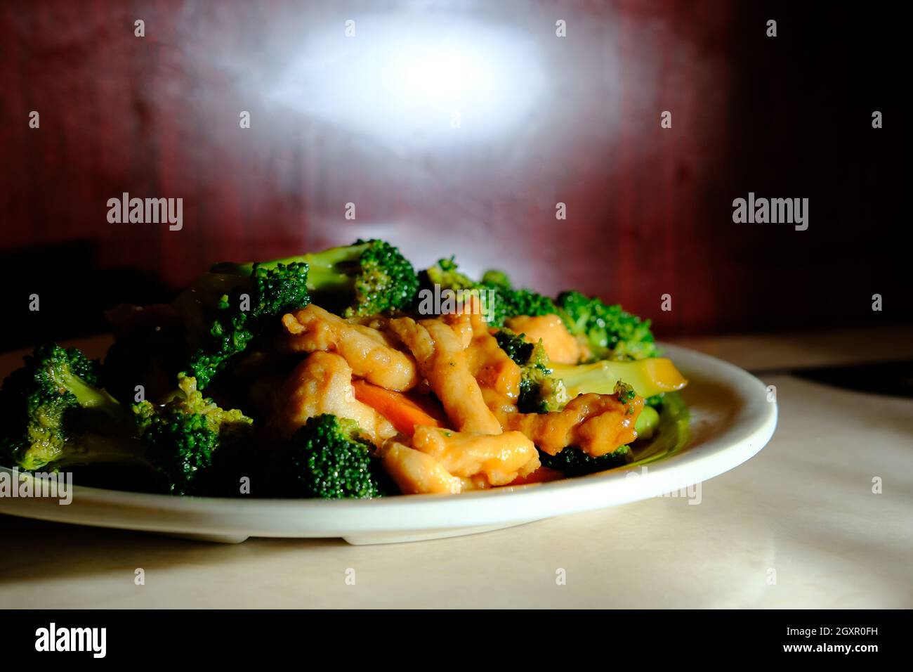 Chinesische Lebensmittel Huhn und Brokkoli nehmen Stockfoto