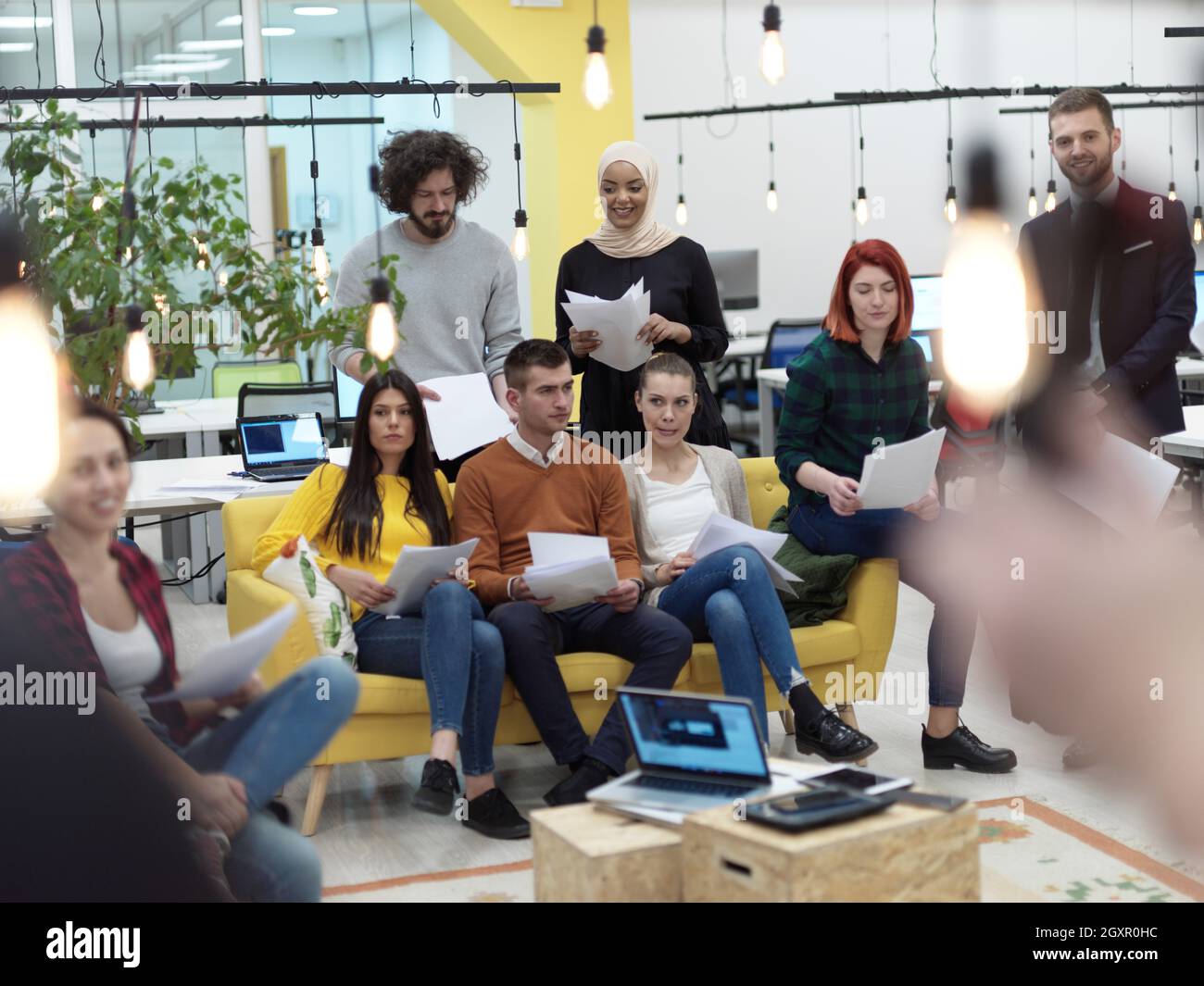 Mixed Race Business Team Portrait im modernen Startup Open Space Coworking Office, kreativ erfolgreiche diverse Mitarbeitergruppe Stockfoto