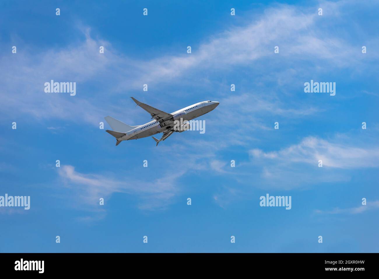 Passagierflugzeug, das in den Himmel fliegt Stockfoto