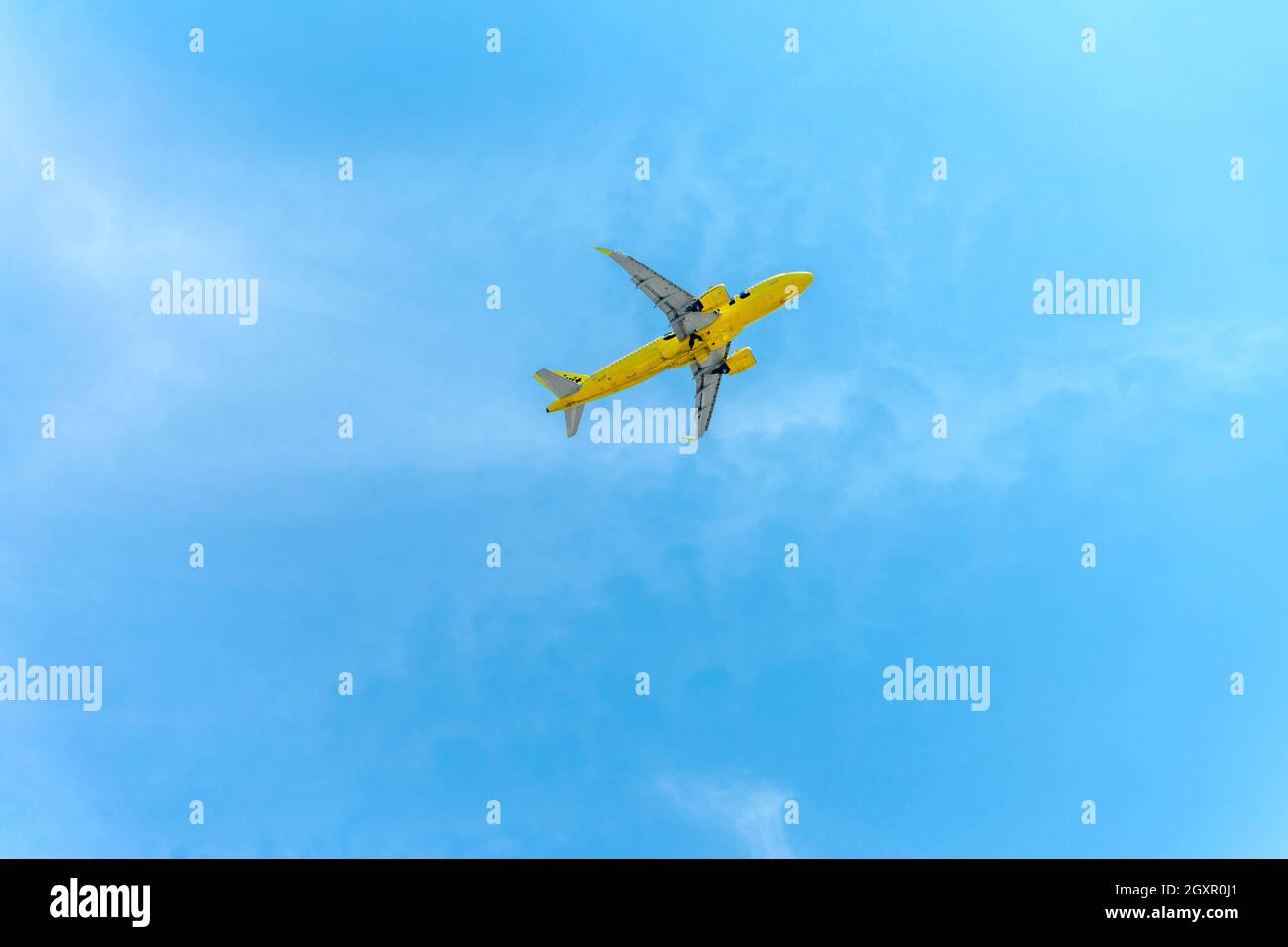 Santa Ana, CA, USA – 16. August 2021: Spirit Airlines fliegt mit blauem Himmel vom John Wayne Airport in Orange County, Kalifornien. Stockfoto