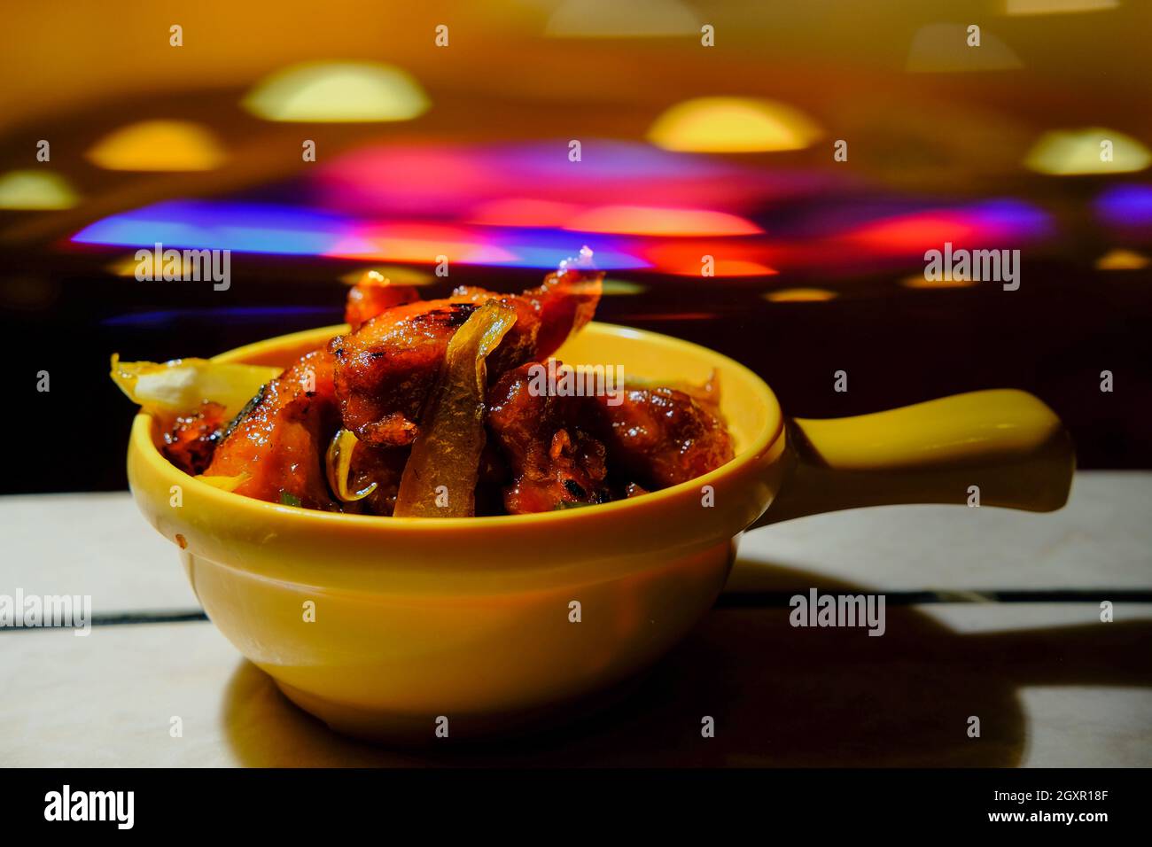 Japanisches Teriyaki Chicken Bowl Dinner mit dunkler launischer Atmosphäre Stockfoto