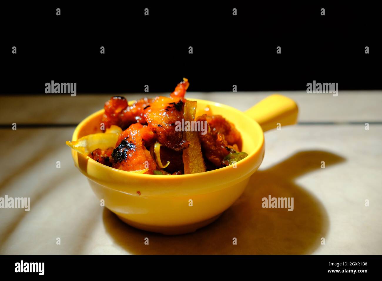 Japanisches Teriyaki Chicken Bowl Dinner mit dunkler launischer Atmosphäre Stockfoto