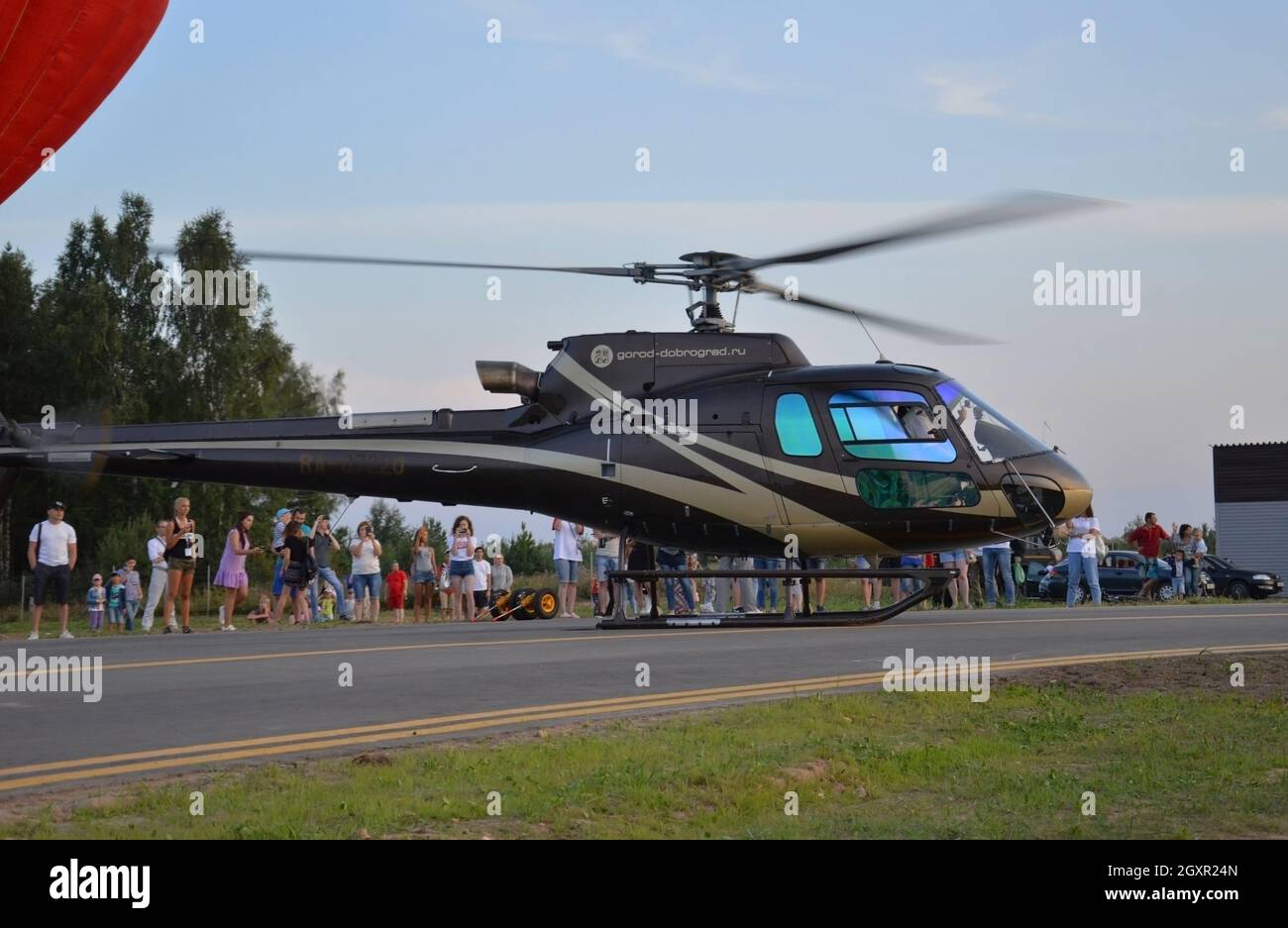 Region Wladimir, Russland. 19. August 2017. Flugplatz Dobrograd. Luft- und Musikfestival-2017. Der Hubschrauber Eurocopter AS-350 B3 ist bereit zum Start nach per Stockfoto