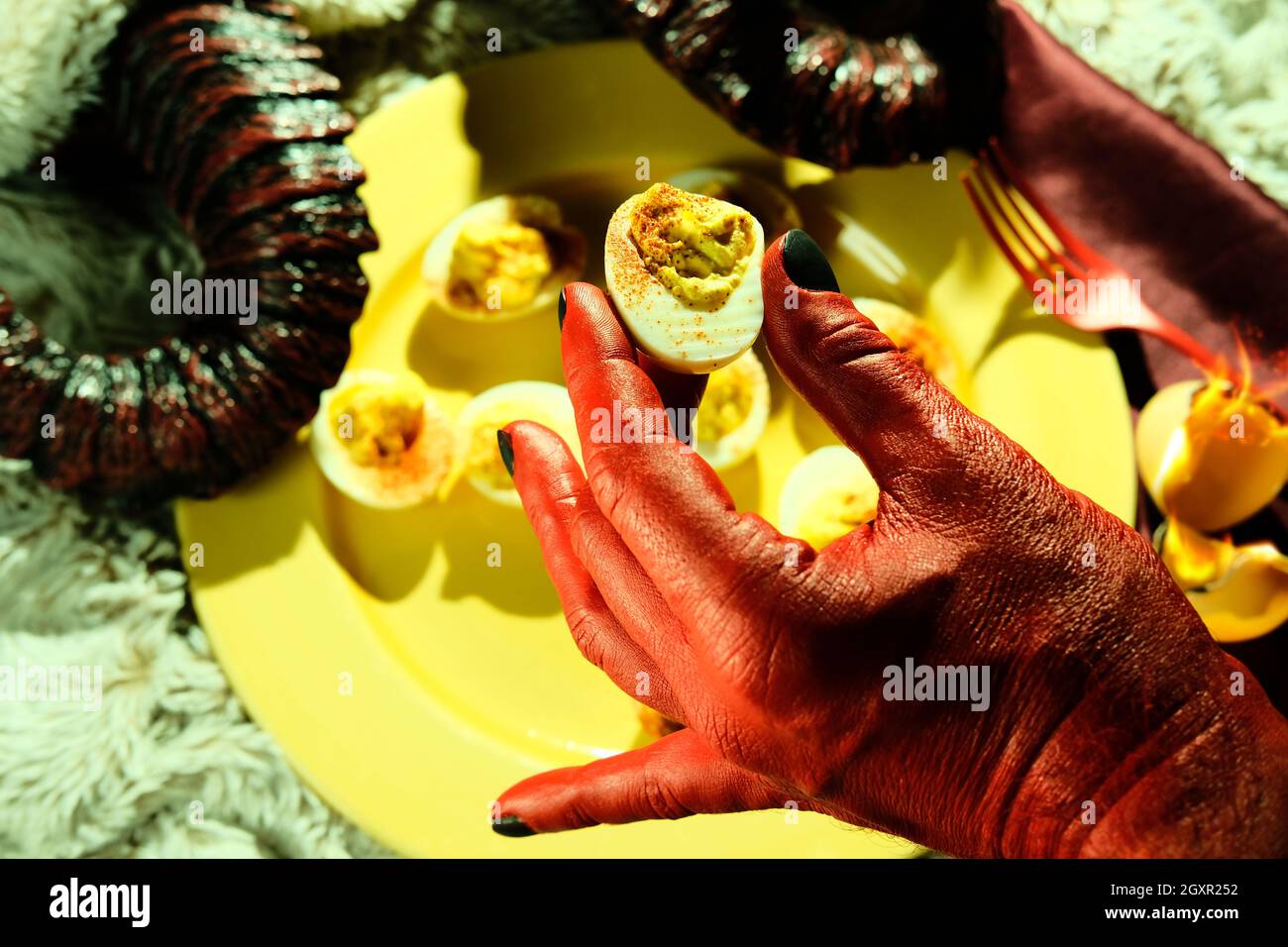 Satans Rezept höllisch verteufelte Eier mit Hörnern Stockfoto