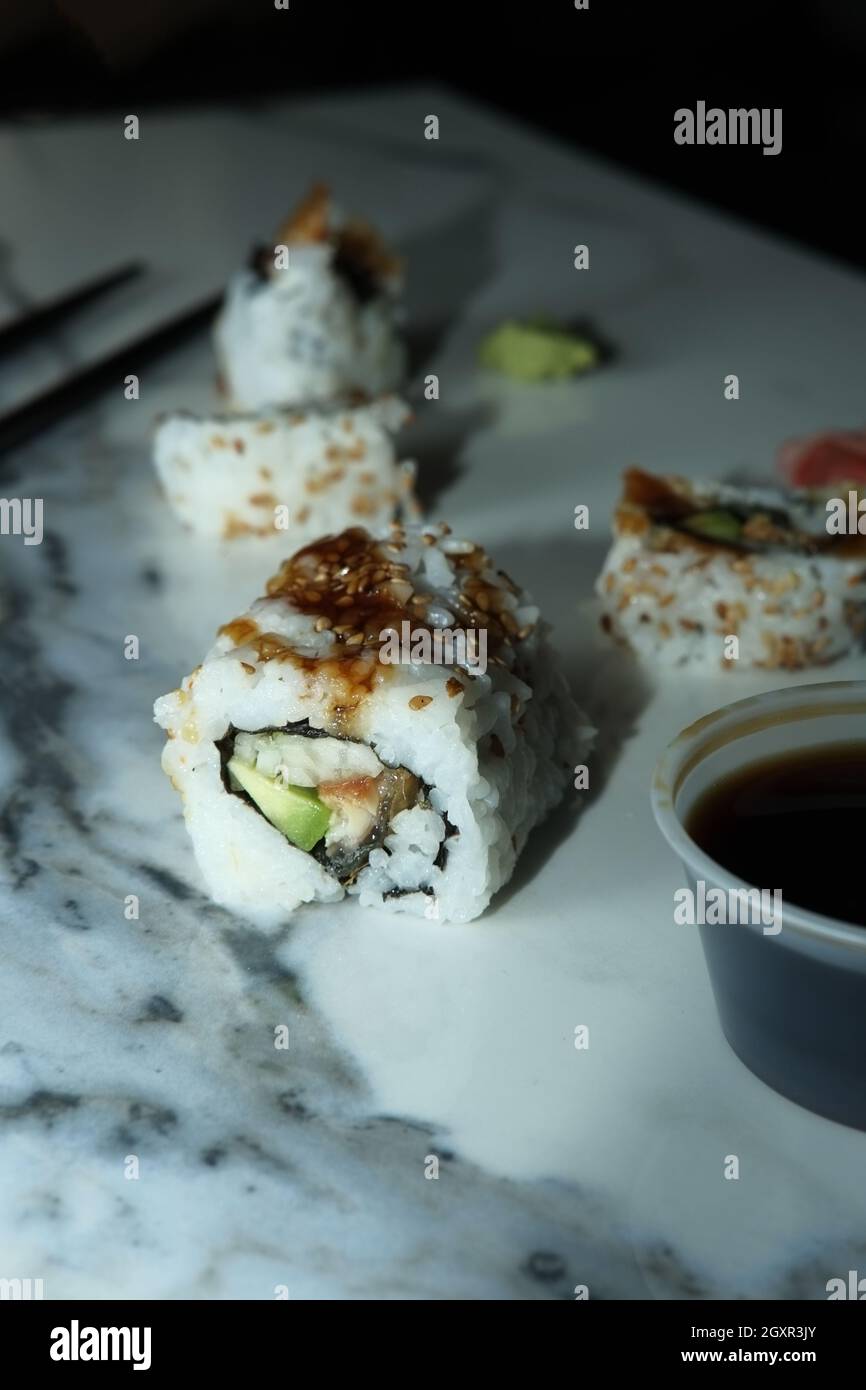 Gegrillter Eel mit Avocado und japanischer Gurken-Sushi-Rolle Stockfoto