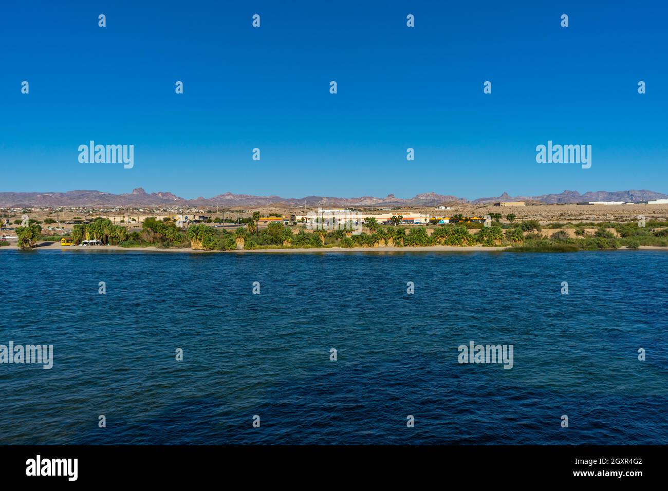 Laughlin, NV, USA – 27. August 2021: Blick auf Bullhead City, Arizona, und den Colorado River von Laughlin, Nevada. Stockfoto