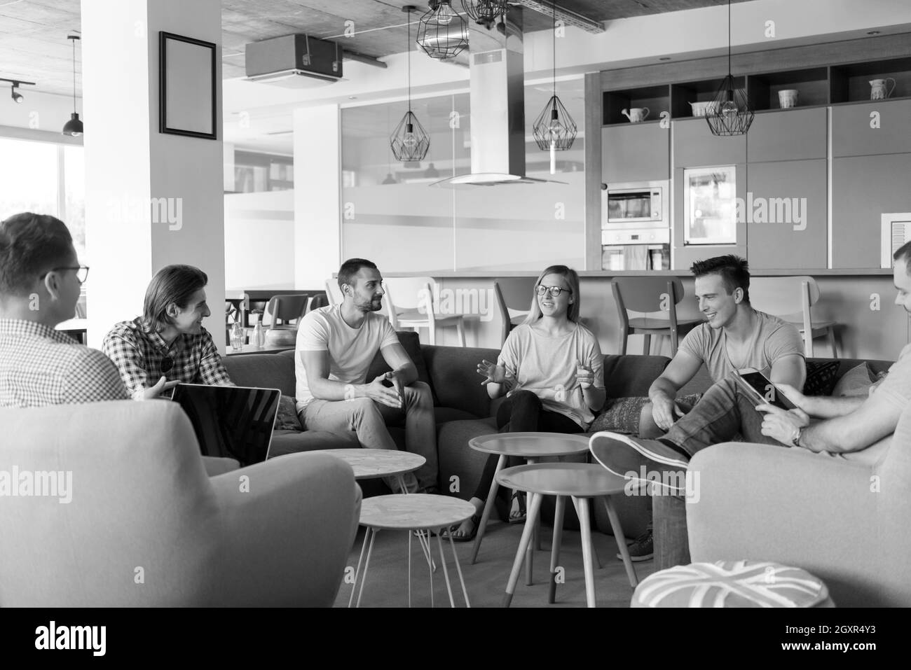 Gruppe junger Menschen in modernen Büros haben Team treffen und brainstorming beim Arbeiten am Laptop und Kaffee trinken Stockfoto