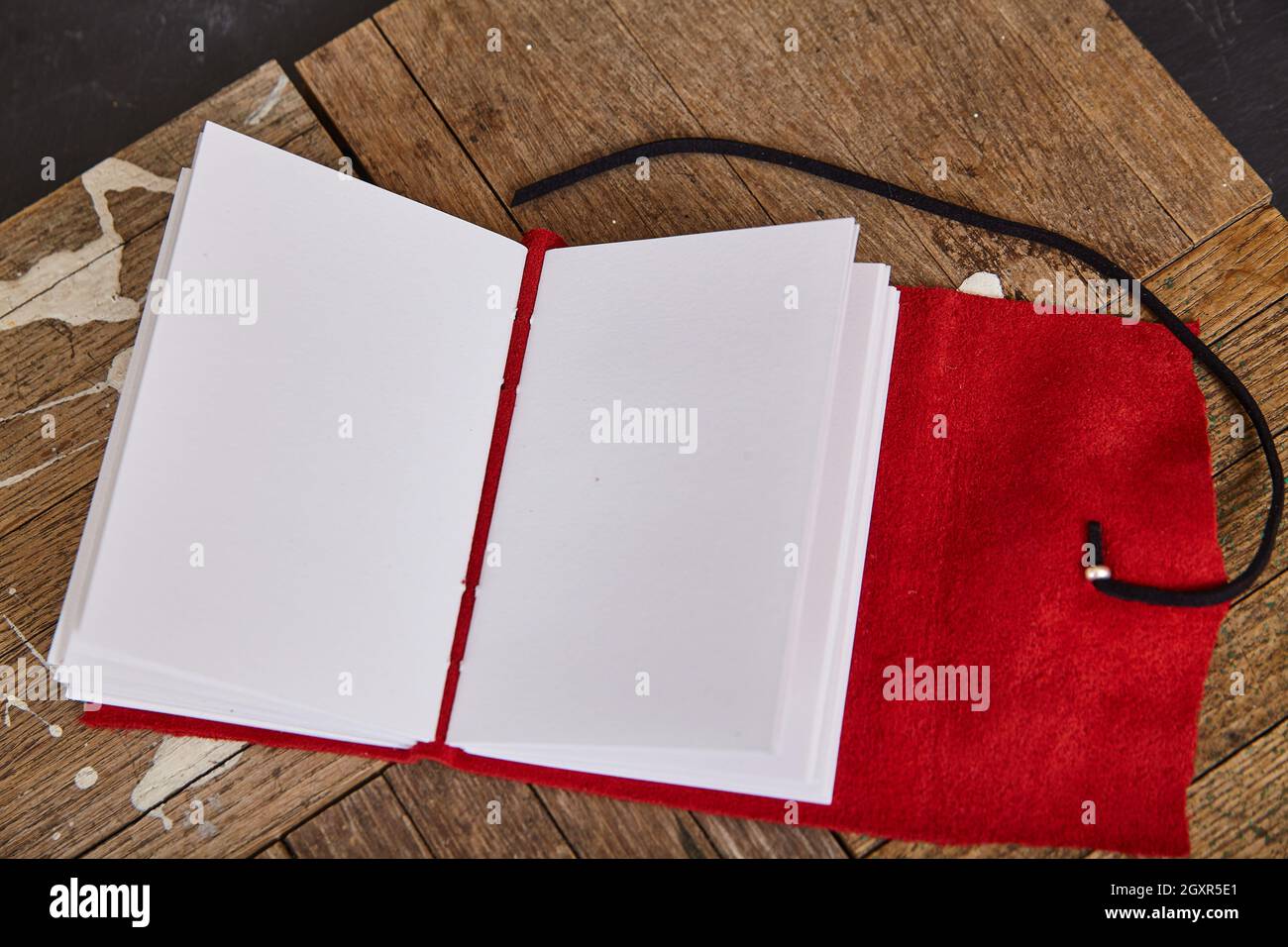 Offenes Skizzenbuch mit leeren Seiten und rotem Ledereinband Stockfoto