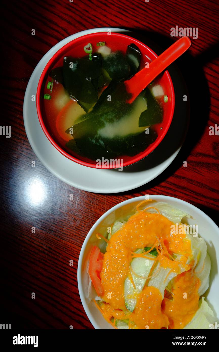 Japanische Vorspeisen, darunter knusprige Nudeln mit Salat und Miso-Suppe Stockfoto