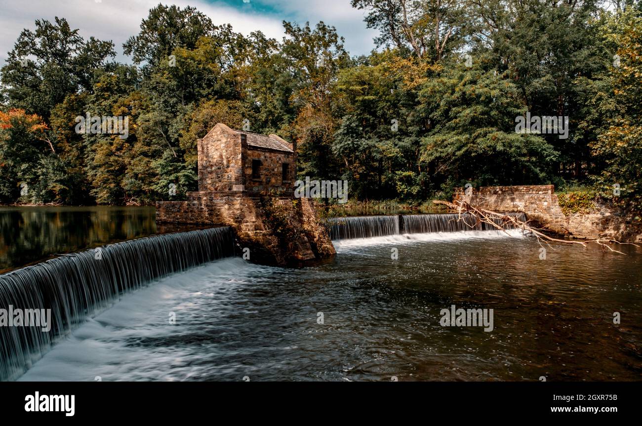Ruhige Speedwell Lake Park Wasserfälle in Morristown, NJ mit nebligen Bewegungsunschärfen durch langsame Verschlusszeit Stockfoto