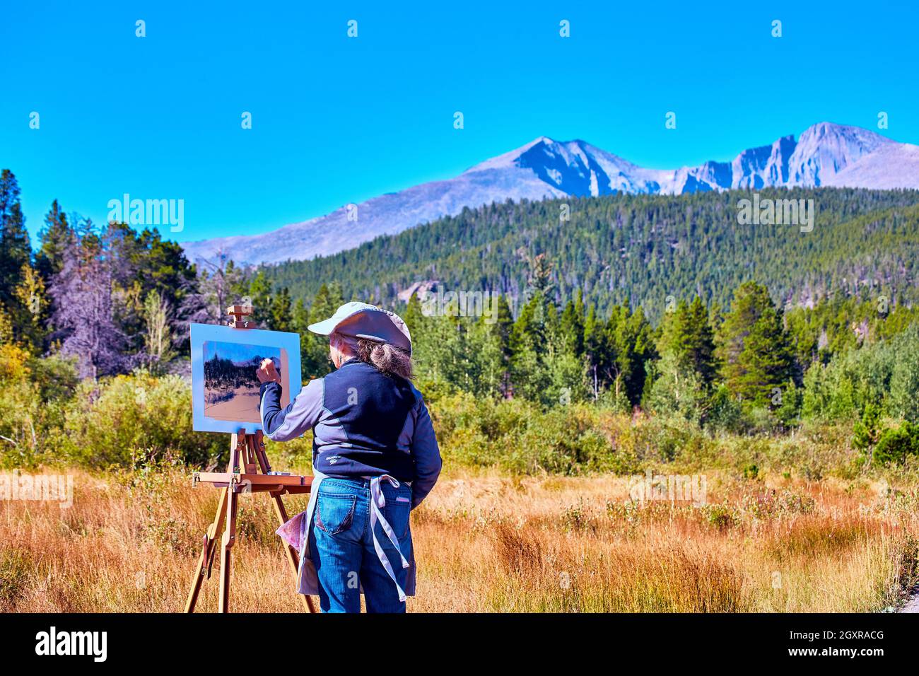 Künstlerin Malerin in der Wüste Malerei Landschaft der Berge Stockfoto
