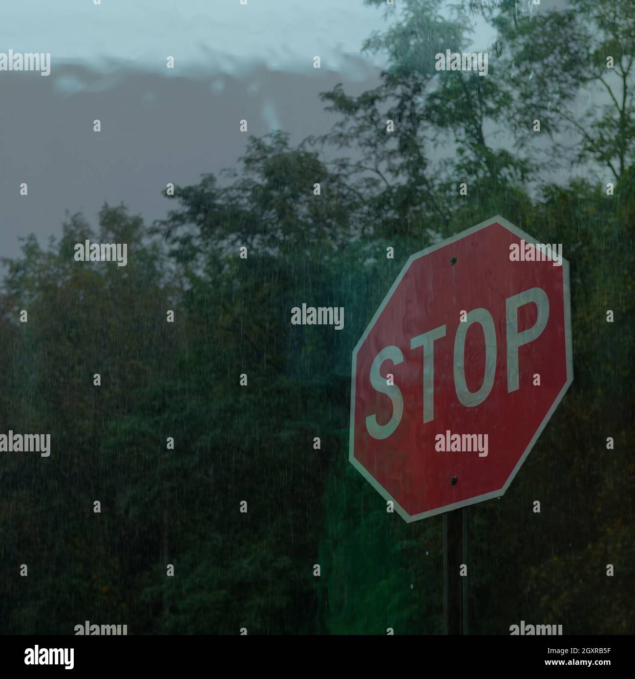 Körnige Retro-Fahren an einem regnerischen Tag Stop Zeichen doppelte Belichtung Stockfoto
