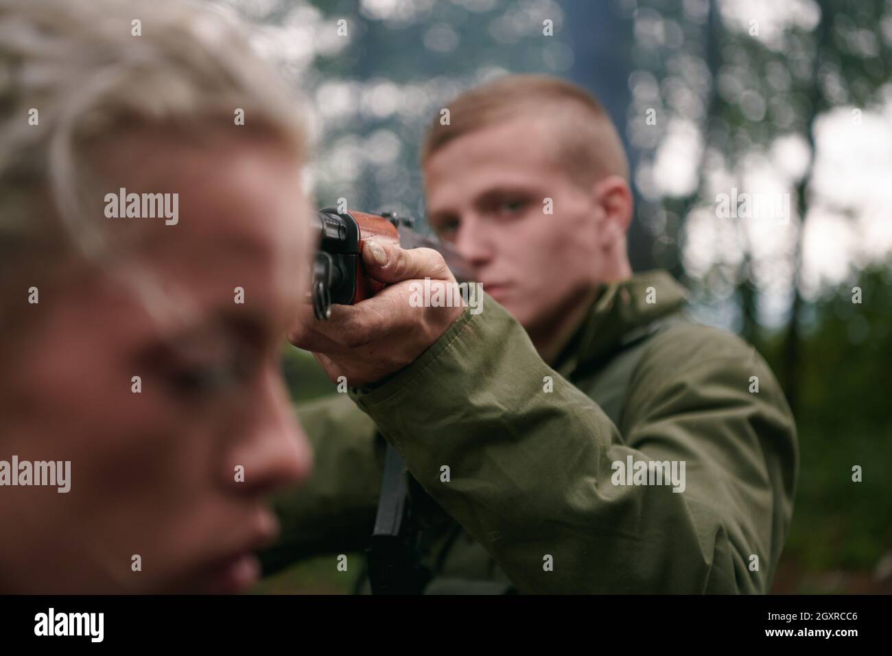 Terroristen wurde lebende Frau Soldat gefangen und verhört sie auf besondere Taktik gewalttätigen Weg Stockfoto