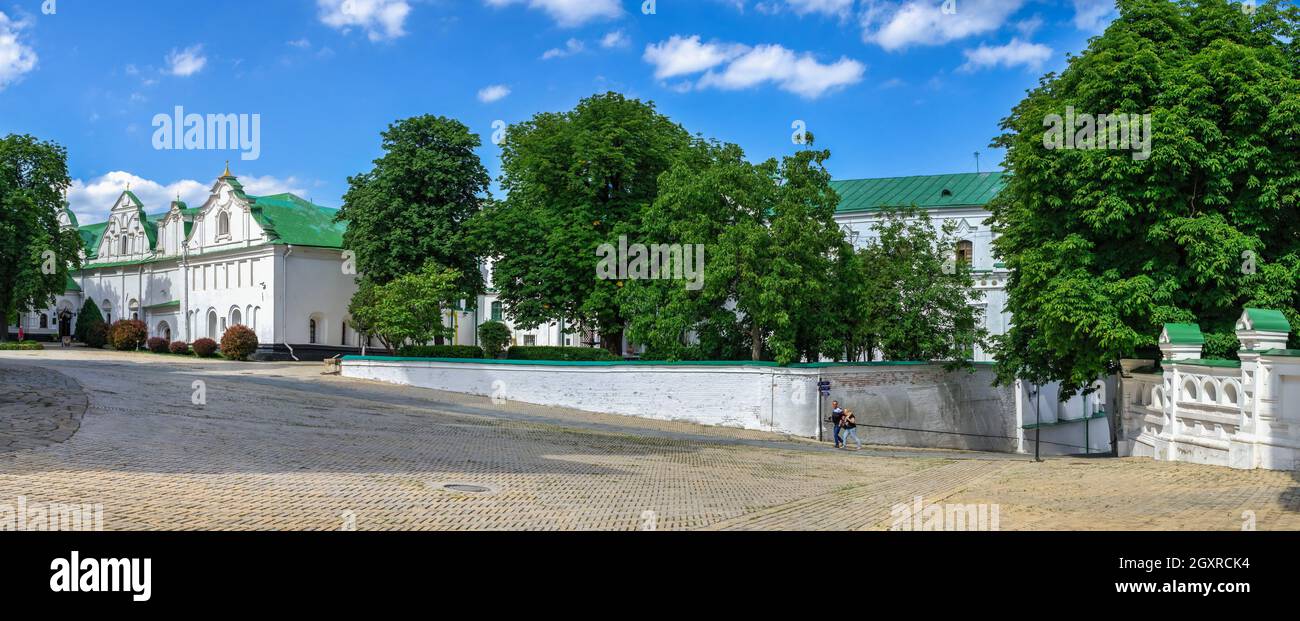 Kiew, Ukraine 07.11.2020. Kyivo-Pecherska Lavra und das Kloster der Höhlen in Kiew, Ukraine, an einem sonnigen Sommertag Stockfoto