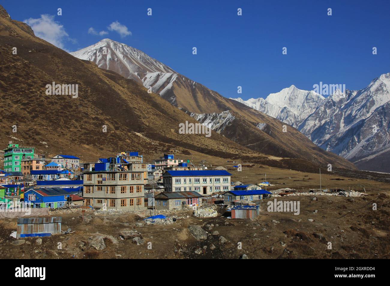 Dorf Kyanjin Gumba und Tserko Ri montieren. Schneebedeckte Berge Gangchenpo. Frühling im Langtang Tal, Nepal. Stockfoto