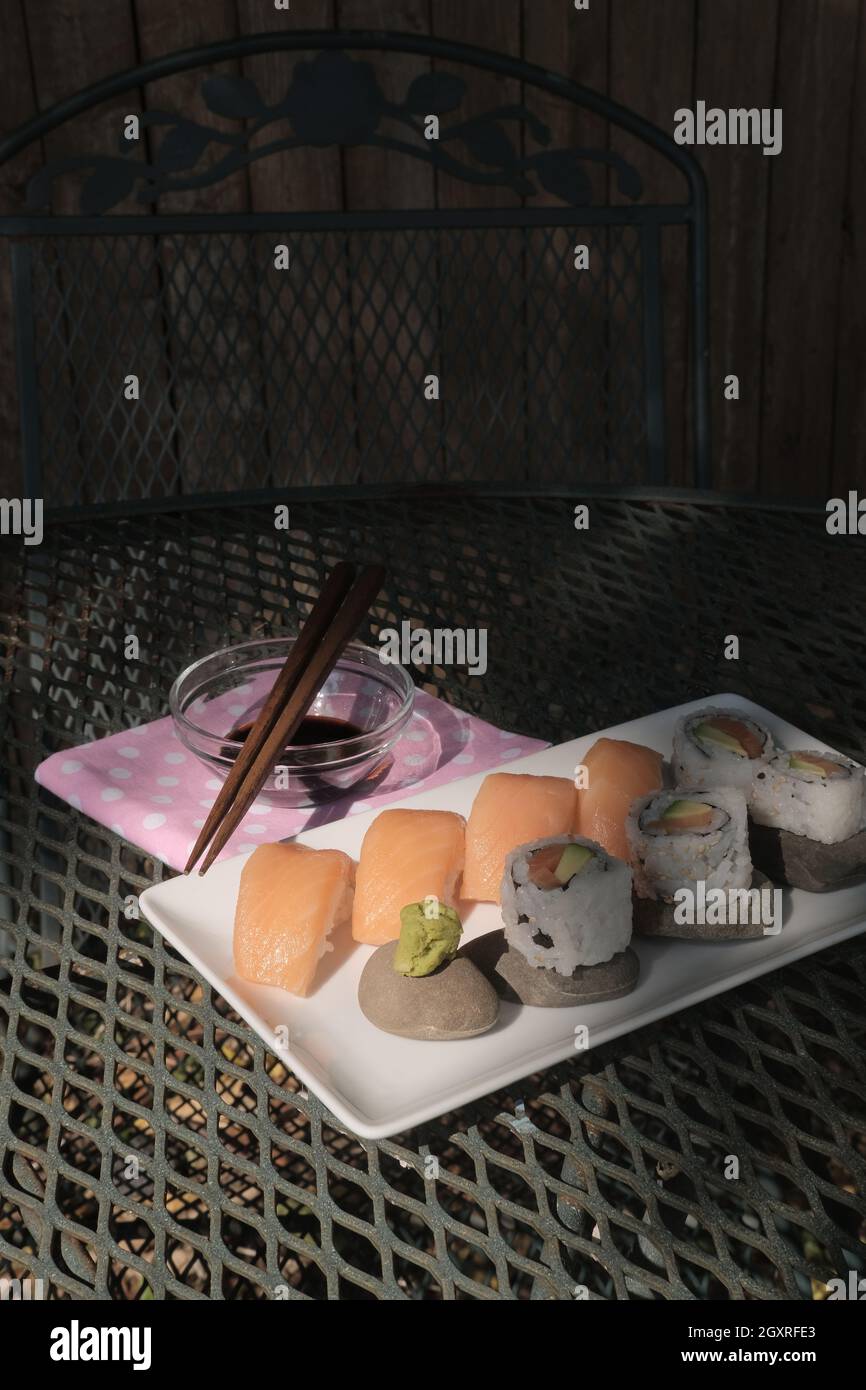Japanisches Avocado-Sushi mit Lachs und Nigiri Stockfoto