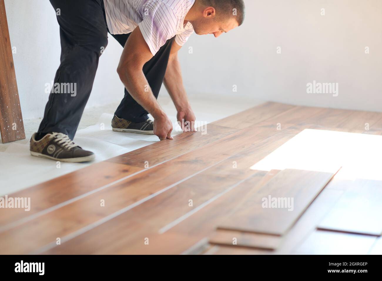 Lamellenförmig angeordneter Bodenbelag anzubringen in neue Haus innen  Stockfotografie - Alamy