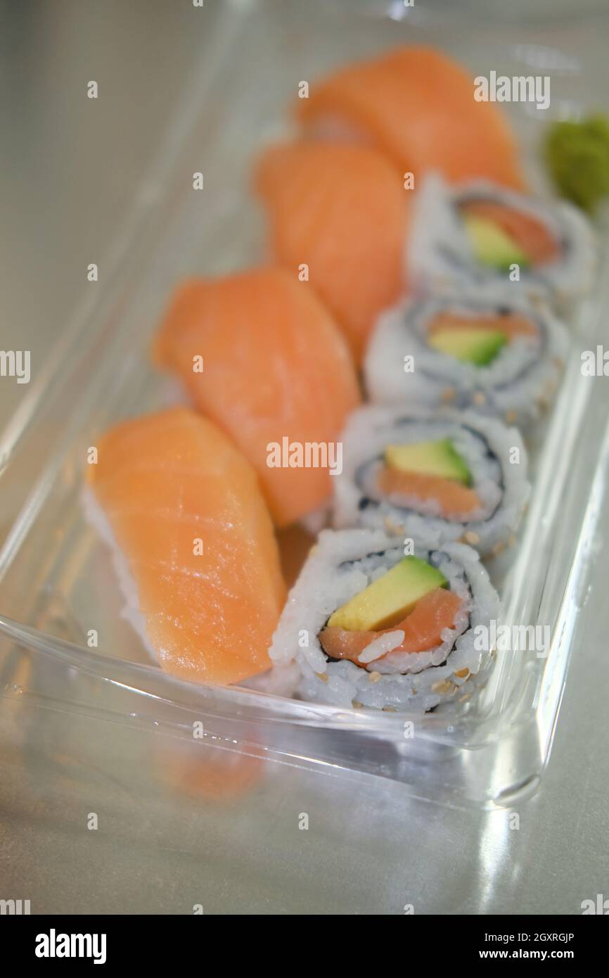 Japanisches Avocado-Sushi mit Lachs und Nigiri Stockfoto