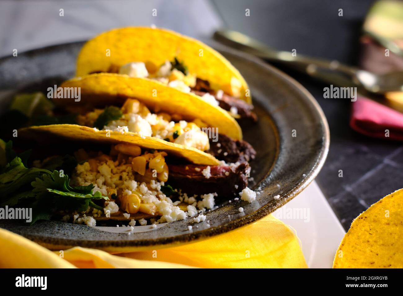 Gegrillte Elote Street Corn Tacos mit Cotija-Käse Stockfoto