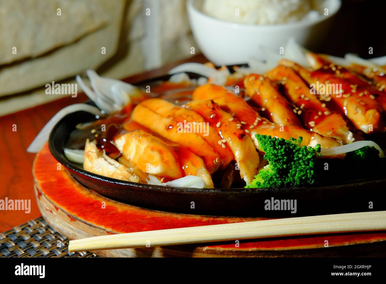 Japanisches Teriyaki-Hühnchen-Abendessen auf gusseiserner, heißer Platte Stockfoto
