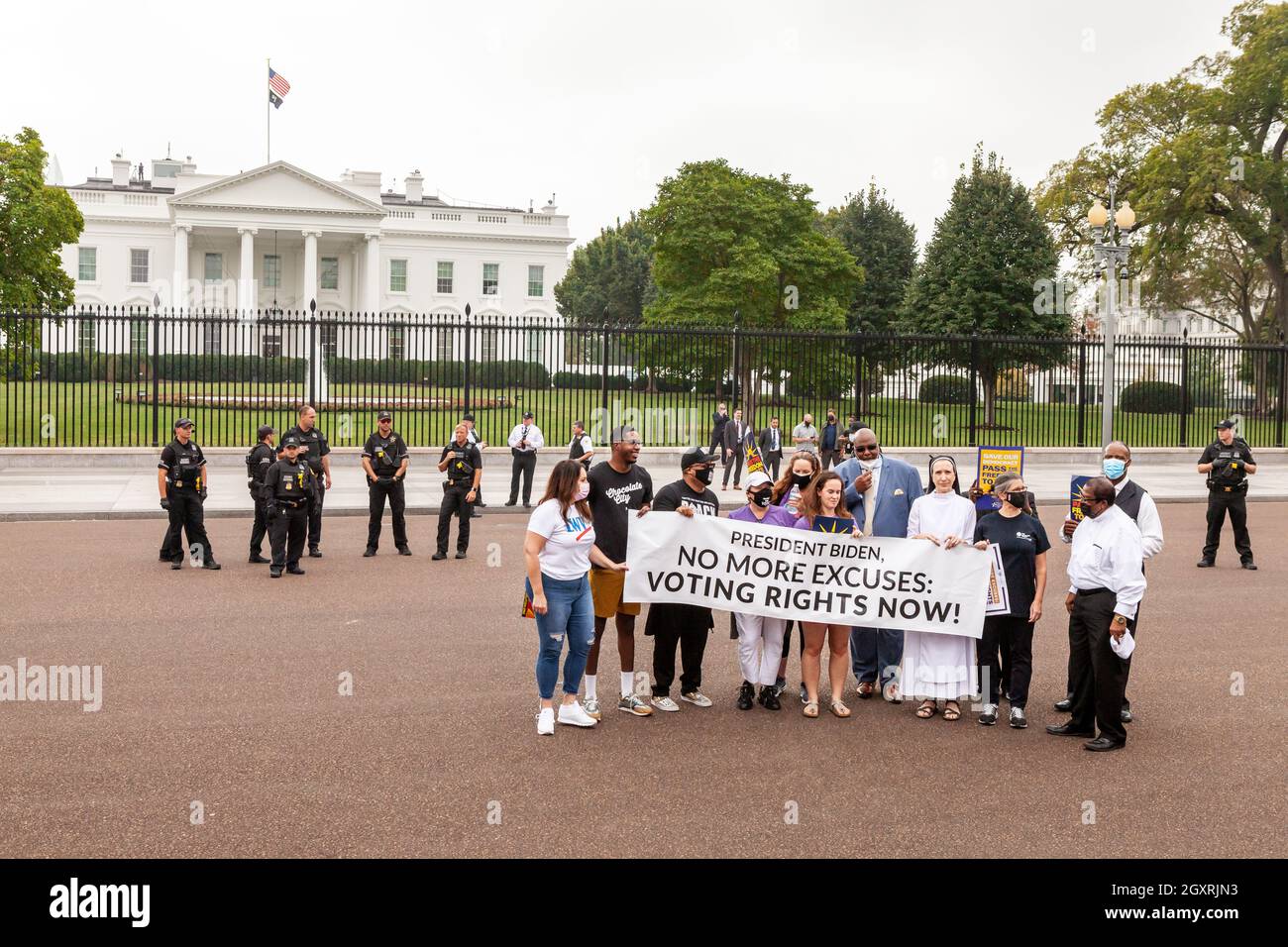 Washington, DC, USA, 5. Oktober 2021. Im Bild: Wahlrechtsaktivisten riskieren eine Verhaftung im Weißen Haus in einer zivilen Ungehorsam-Aktion, um zu fordern, dass die Biden-Regierung die Führung bei den Wahlrechten übernehmen und den Kongress dazu drängen soll, Gesetze zum Schutz des Wahlrechts zu verabschieden. Kredit: Allison Bailey / Alamy Live Nachrichten Stockfoto